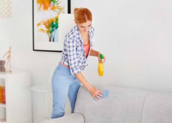 Como limpar sofá de camurça: passo a passo, dicas e cuidados