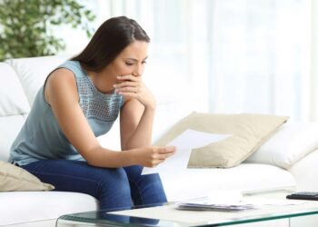 O que acontece se não pagar o condomínio: o guia completo