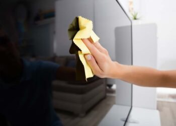 Como limpar tela de TV: materiais necessários, passo a passo prático e cuidados
