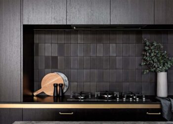 Parede preta: como decorar e 60 inspirações que fazem sucesso