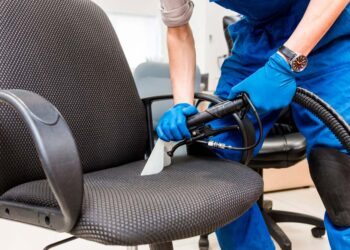 Como limpar cadeira de escritório: dicas e cuidados profissionais