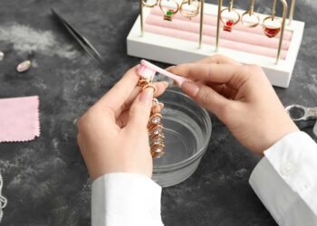 Como limpar bijuteria: 5 formas eficazes com passo a passo