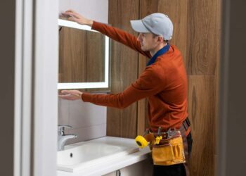 Como colar espelho na parede: 2 técnicas com passo a passo