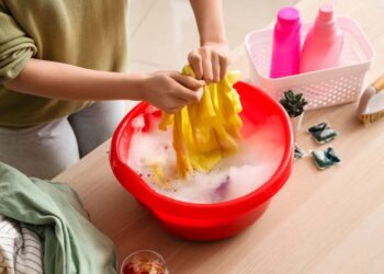 Como tirar mofo de roupa colorida: confira o passo a passo simples e prático