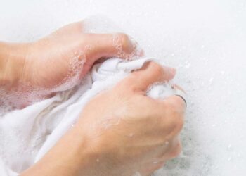 Como tirar mofo de roupa branca: descubra o passo a passo fácil