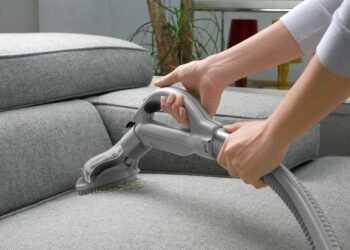 Como limpar sofá de tecido: passo a passo e dicas profissionais