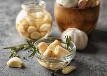 Como conservar alho descascado: 4 técnicas e truques fáceis