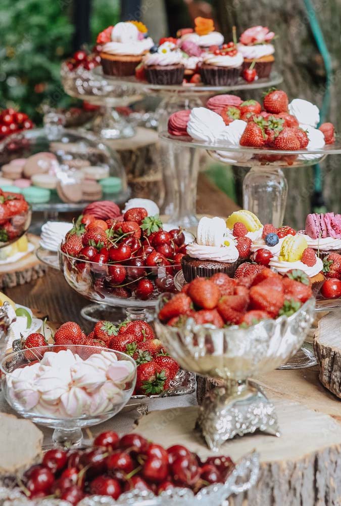 Veja aqui, uma mesa com frutas vermelhas, bonita e elegante!