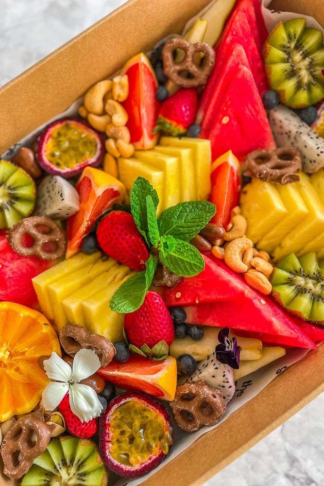 Deixe as frutas cortadas para facilitar no funcionamento da festa.