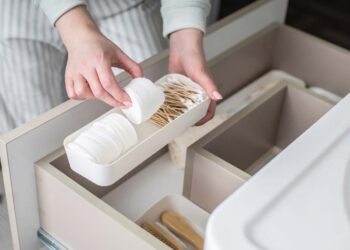 Como organizar armário de banheiro: 10 truques para facilitar sua rotina