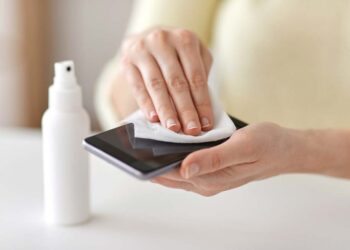 Como limpar tela de celular: importância, passo a passo e erros para evitar