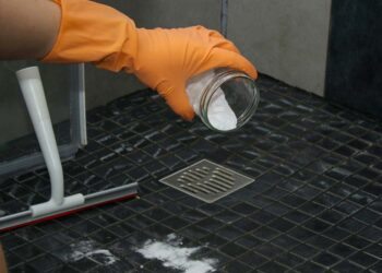 Como tirar cheiro de ralo de banheiro: causas e soluções