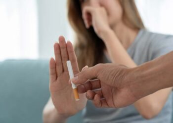 Como tirar cheiro de cigarro: da casa, roupas, carro e do corpo