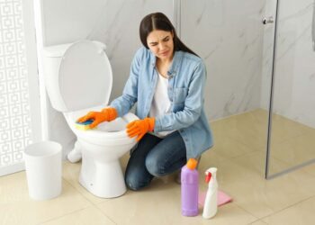 Cheiro de esgoto no banheiro: 6 causas comuns e como acabar?