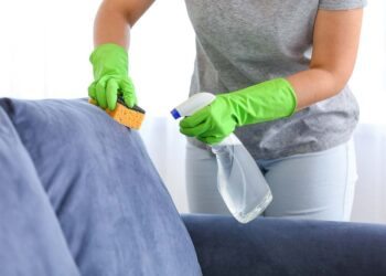 Como limpar sofá: 5 formas eficazes para cada tipo de tecido