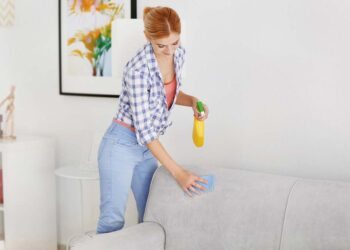 Como limpar sofá de veludo: truques para uma limpeza sem erro