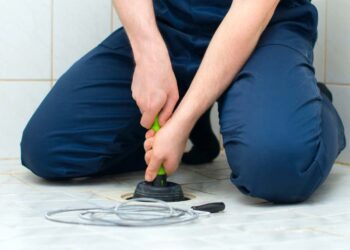 Ralo de banheiro entupido: o que fazer para resolver o problema