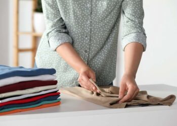 Como dobrar camiseta: confira 11 maneiras diferentes para fazer