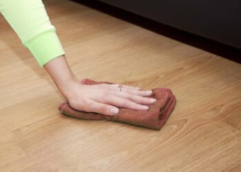 Como limpar piso de madeira: aprenda o passo a passo fácil e eficaz