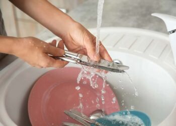 Lavar a louça: dicas, ordem certa e como lavar mais rápido?