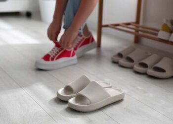 Descubra 6 motivos para tirar o sapato antes de entrar em casa