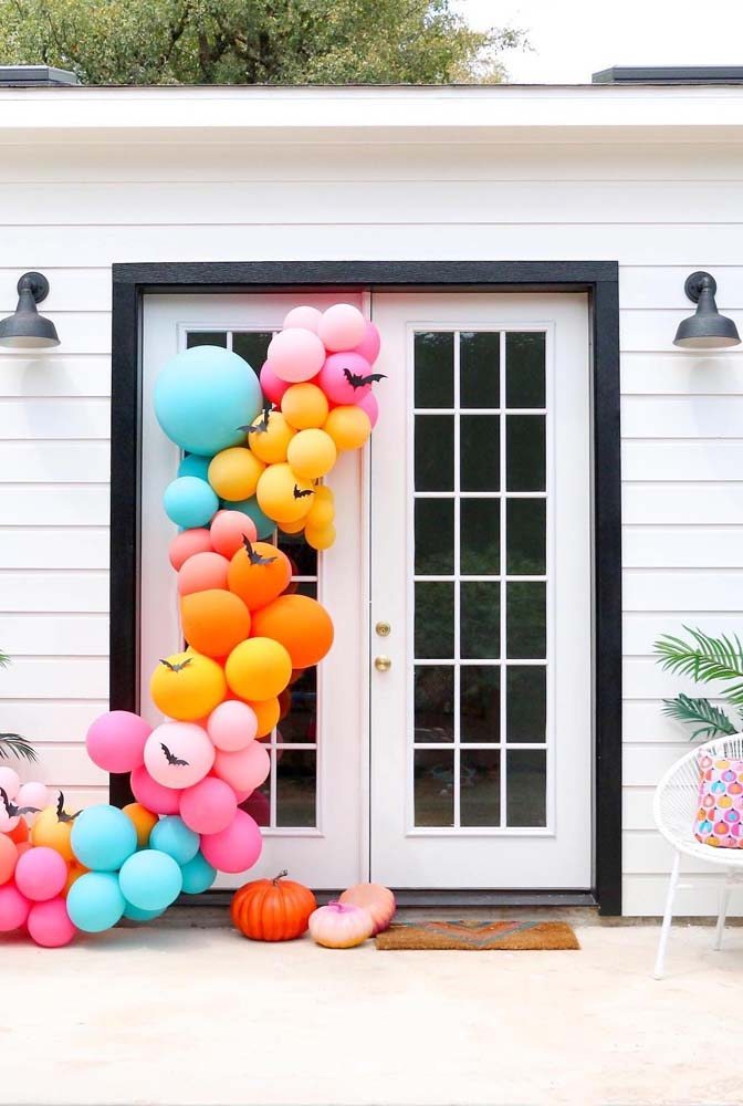 Este arranjo de balões demonstra que, com um pouco de criatividade e materiais básicos, qualquer porta pode ganhar vida no Halloween.