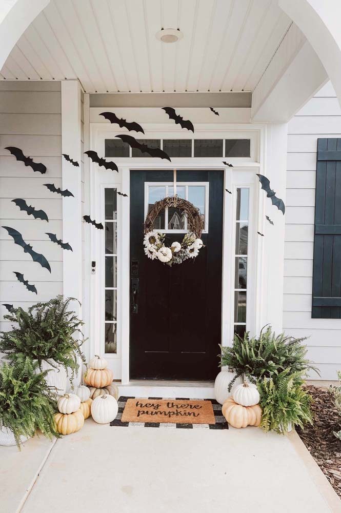 Os morcegos flutuantes que adornam esta porta parecem prontos para sair à noite.