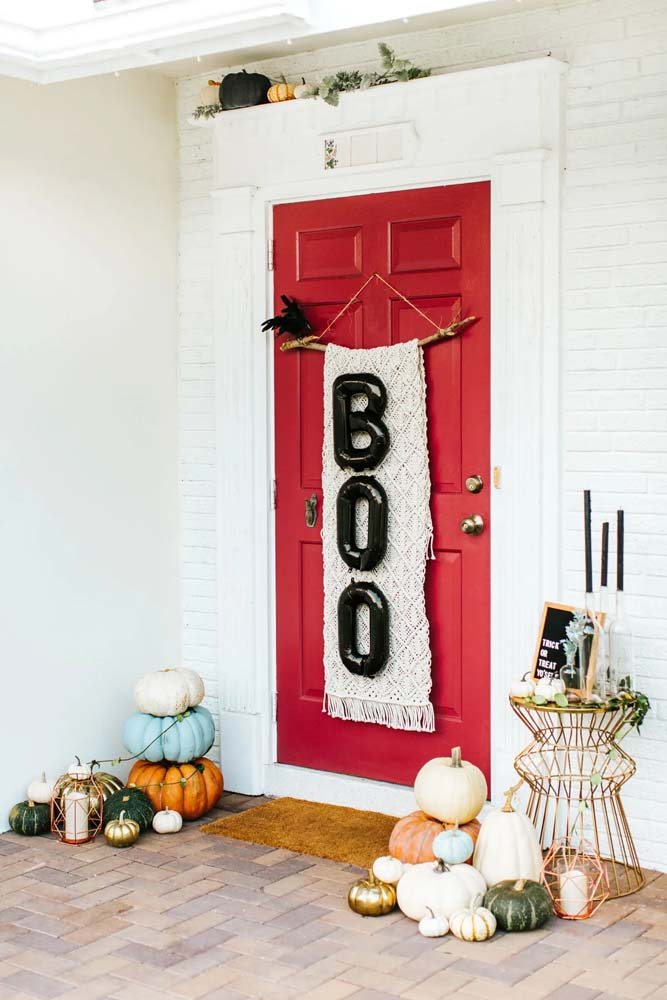 Um enfeite de porta feito com macramê e personalizado para o Halloween.