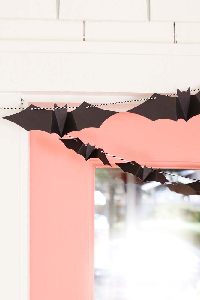 Esses morcegos interligados criam um efeito visual deslumbrante com cada brisa que passa pela porta.