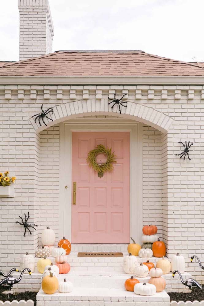 Aposte em aranhas de plástico para decorar a fachada de casa.
