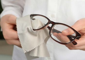 Como limpar óculos de grau: técnicas, cuidados e conservação