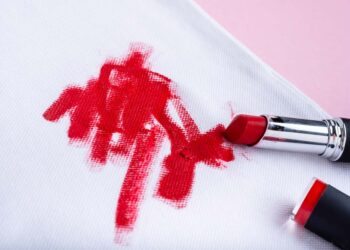 Como tirar mancha de batom: 3 técnicas comprovadas com dicas