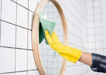 Como limpar espelhos: dicas de especialistas com passo a passo