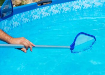 Como limpar piscina de plástico: passo a passo e manutenção