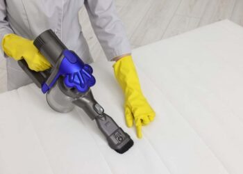 Como limpar colchão: 9 passos e dicas expert para tirar manchas difíceis