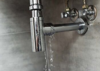 Vazamento de água: causas comuns, como detectar e soluções
