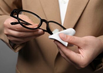 Como tirar arranhões de óculos: soluções práticas e eficazes