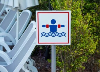 Piscina de condomínio: quem pode usar e dicas de bom uso