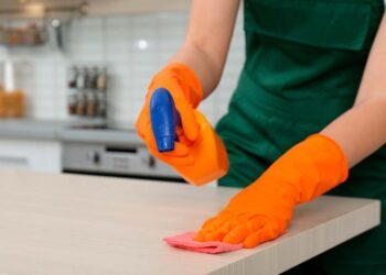 Faxina noturna: como deixar a casa limpa em poucos minutos?