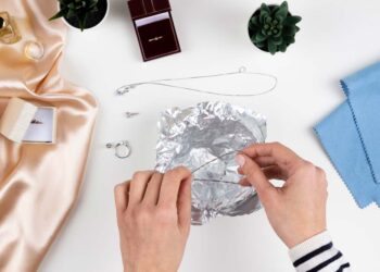 Como limpar corrente de prata: 2 técnicas confiáveis com dicas