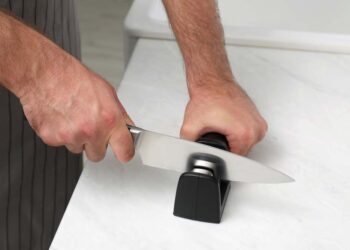 Como afiar facas: confira 3 técnicas eficazes para você seguir
