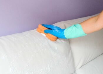 Como limpar sofá de couro branco: dicas e truques para deixá-lo novinho