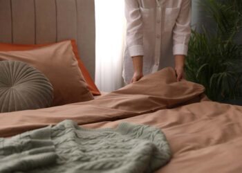 Como arrumar cama de casal: veja dicas essenciais e passo a passo