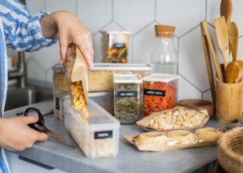 Como organizar potes na cozinha: veja truques práticos e passo a passo