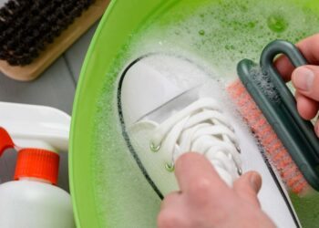 Como lavar tênis branco de tecido: 6 formas eficazes para seguir
