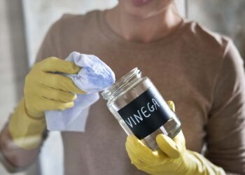 Como tirar adesivo de vidro: 8 soluções testadas e aprovadas