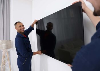 Altura de TV: como definir na parede da sala e dicas importantes