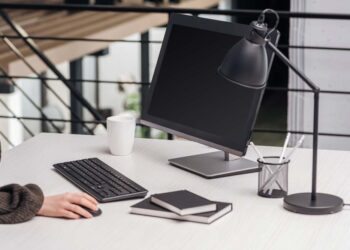 Acessórios para mesa de escritório: 15 itens que valem a pena ter