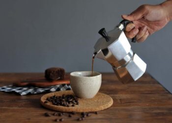 Como usar cafeteira italiana: preparo, passo a passo e limpeza