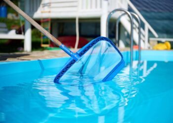 Como limpar piscina de fibra: passo a passo e dicas de especialistas